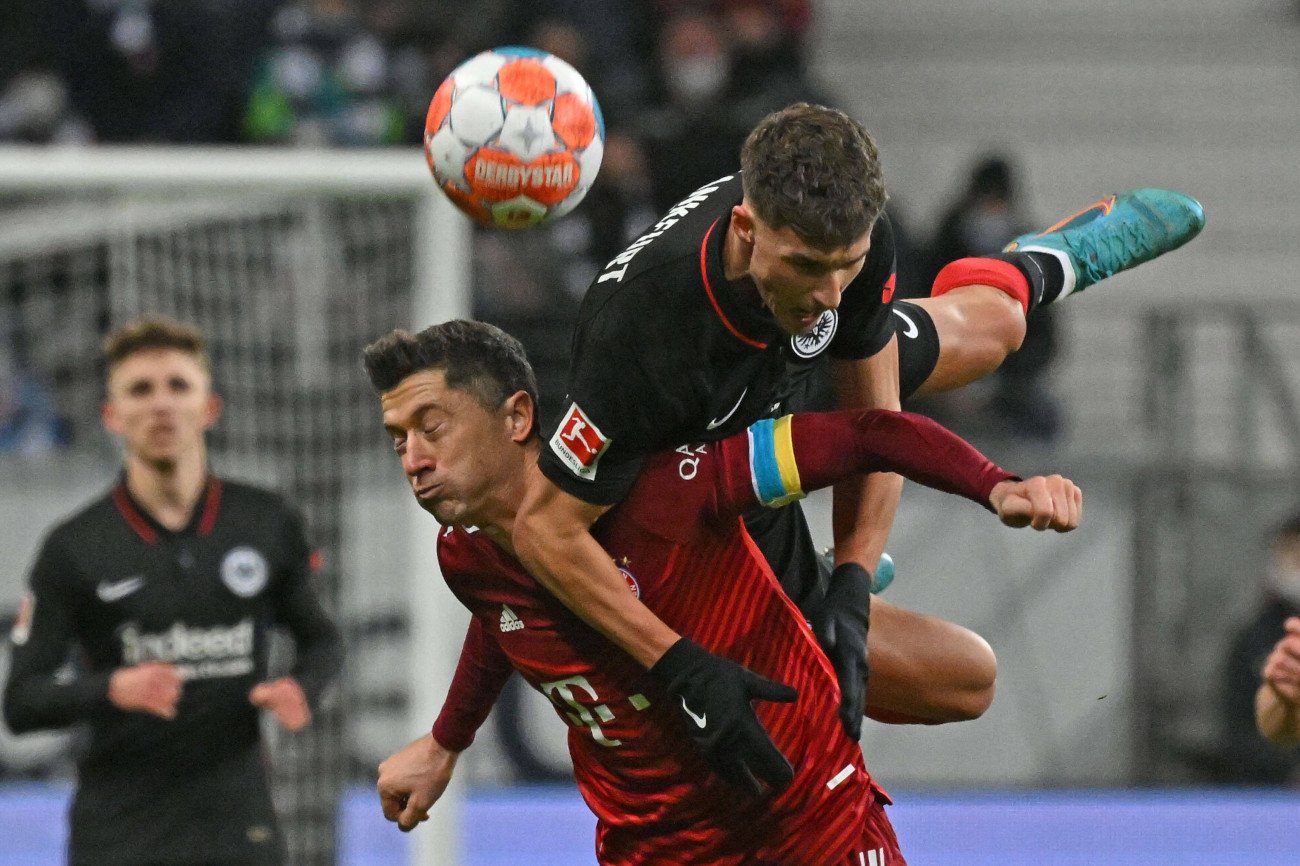 Robert Lewandowski w sobotnim meczu Bundesligi jest kapitanem Bayernu. Jego opaska jest w barwach Ukrainy.