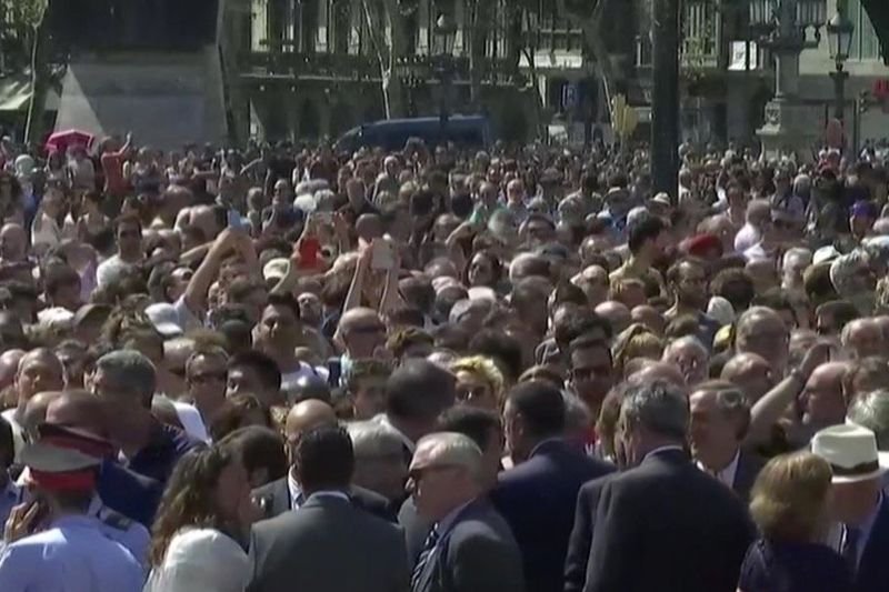 Tłum zgromadził się w piątek na ulicach Barcelony