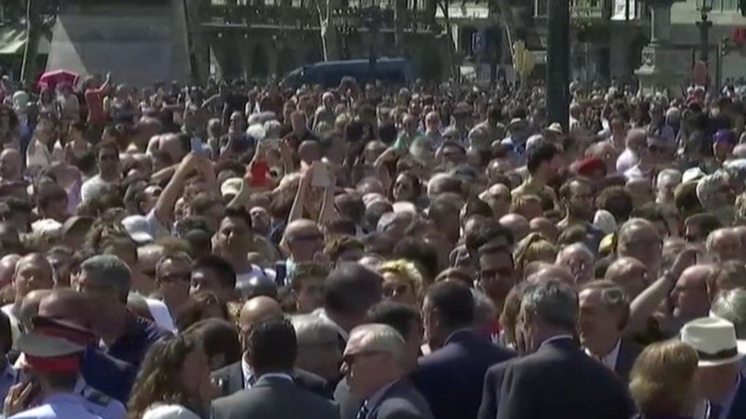 Tłum zgromadził się w piątek na ulicach Barcelony