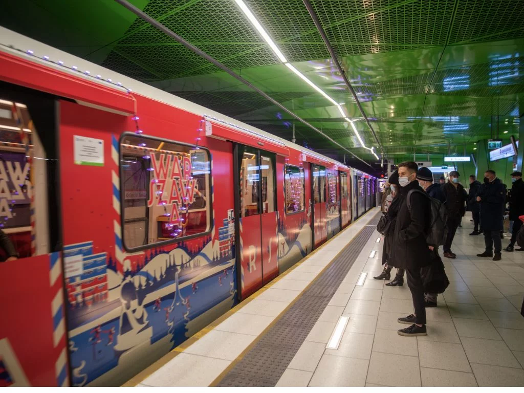 Świąteczne metro w Warszawie.