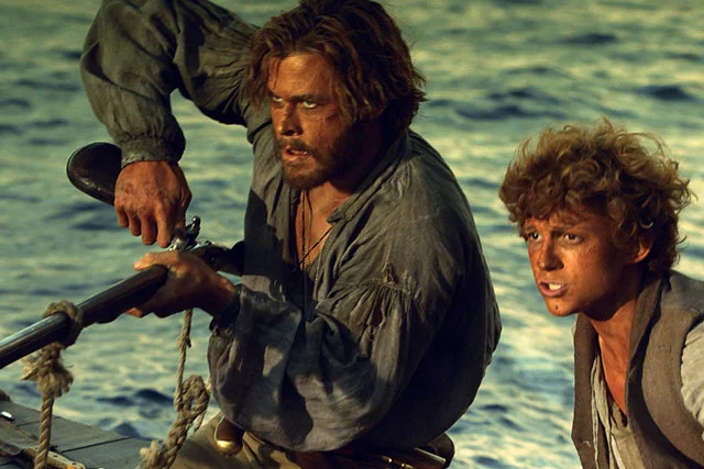 Tom Holland i Chris Hemsworth w filmie "W sercu oceanu".