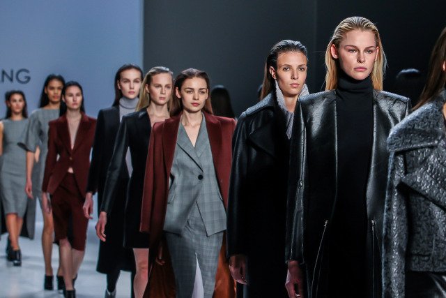 Francja chce zakazać zbyt chudych modelek. Mają je dokładnie ważyć i mierzyć.