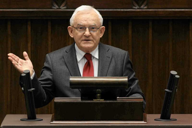 Lewica napisała własny "Niezbędnik historyczny". Broni Edwarda Gierka i kartek na żywność.