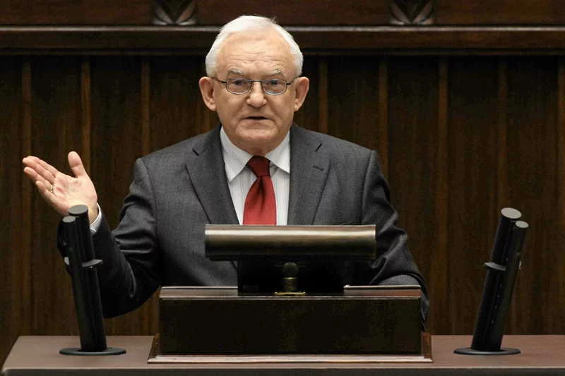 Lewica napisała własny "Niezbędnik historyczny". Broni Edwarda Gierka i kartek na żywność.