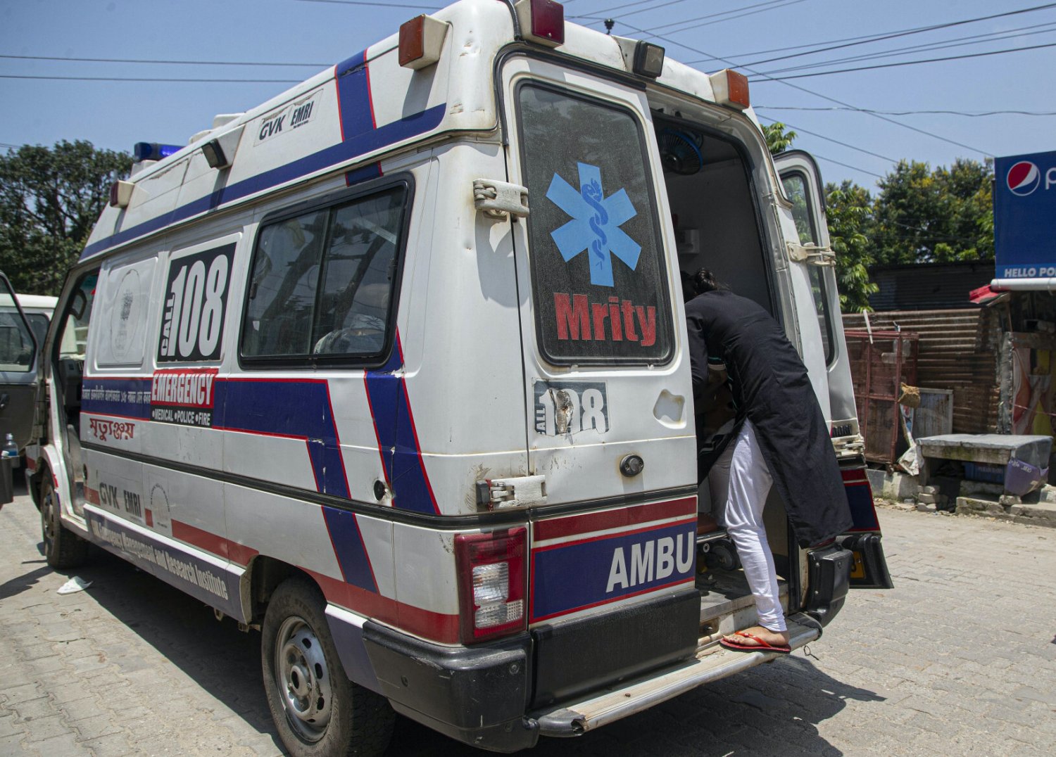 Karetka pogotowia w Indiach (zdjęcie ilustracyjne).