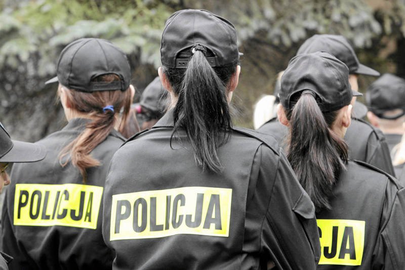 Aż 77 proc. policjantów jest zdania, że w służbach mundurowych zatrudnionych jest zbyt wiele kobiet.