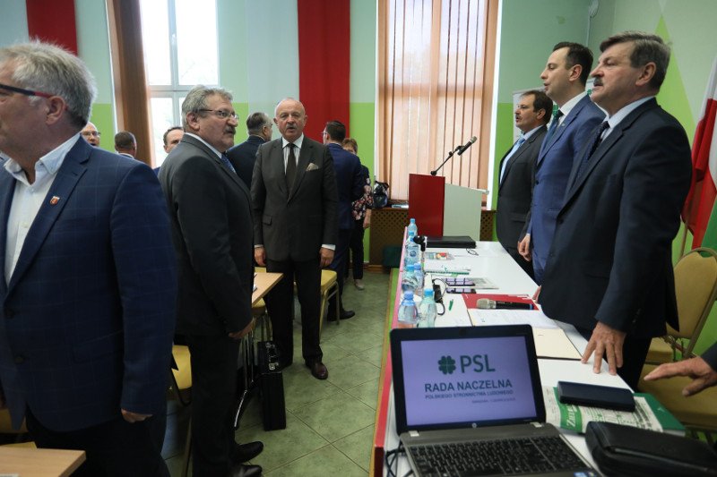 W PSL huczy od plotek na temat rozpadu partii. Waldemar Pawlak podejrzewany jest o chęć dogadania się z PiS.