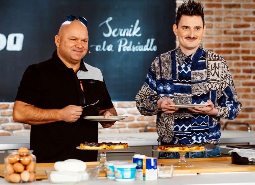 Dawid Podsiadło przygotował na aukcję WOŚP 2021 własnoręcznie wypieczony "sernik bez spodu", którego cena już po jednej dobie osiągnęła 18 tys. zł. Podajemy przepis na takie ciasto. Sernik á la Podsiadło — PRZEPIS. Jak zrobić ciasto ze słynnej aukcji WOŚP?