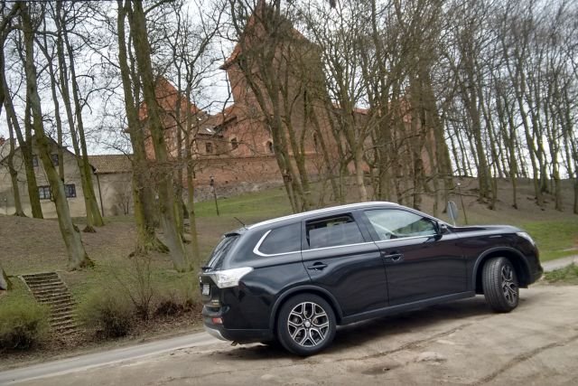 Mitsubishi Outlander Fischer Edition przy Zamku Krzyżacy Edition.