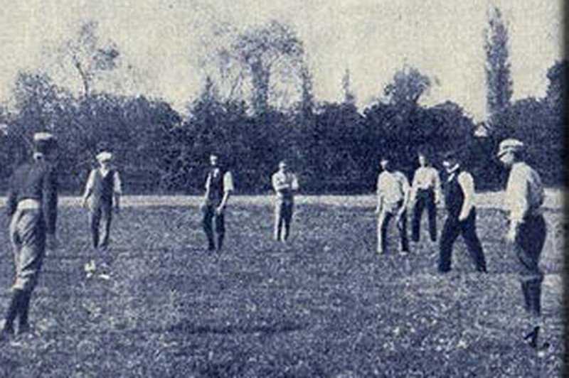 Tak wyglądały początki piłki nożnej. Gracze na prowizorycznym boisku.