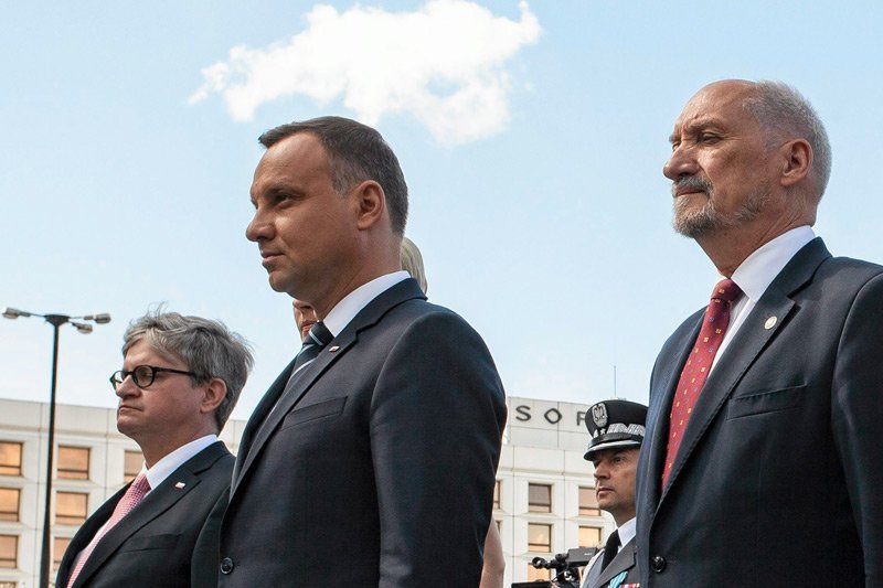 Antoni Macierewicz i rząd Beaty Szydło miały chcieć wysłać polskie myśliwce F-16 poza granice Polski bez zgody prezydenta Andrzeja Dudy.