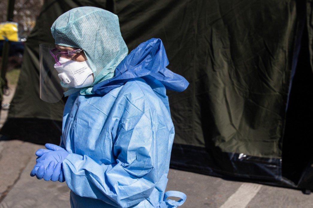 ARM wyprzedała specjalistyczne maski ochronne dla lekarzy i ratowników po... 10 zł za sztukę.