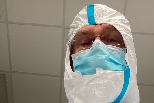 Stanisław Karczewski, wicemarszałek Senatu (PiS) i lekarz, przez kilka dni znowu pracował w szpitalu w Nowym Mieście nad Pilicą. W sobotę placówka została ewakuowana z powodu koronawirusa.