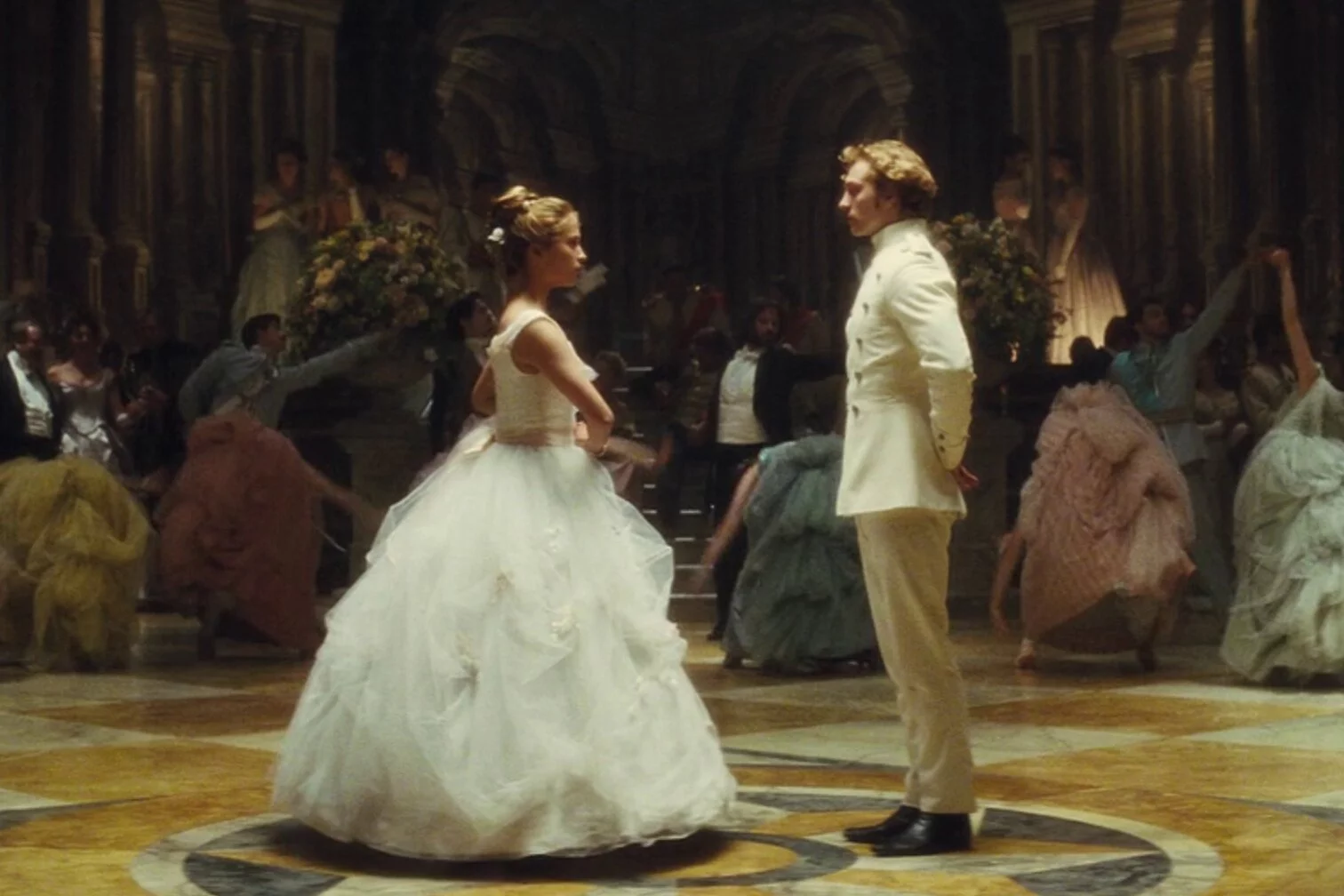 Alicia Vikander i Aaron Taylor-Johnson w filmie Anna Karenina (2012)