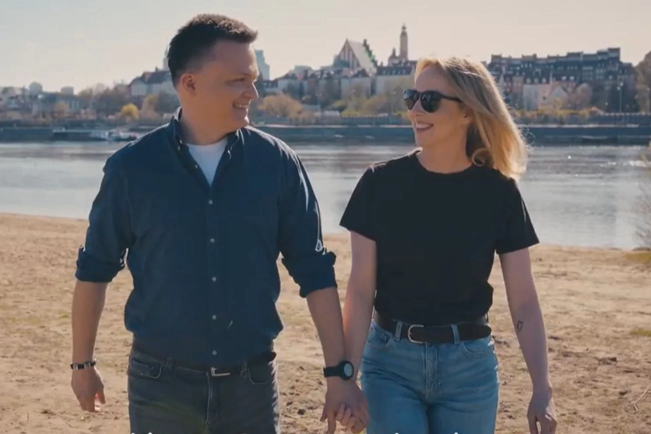Jest nowy spot wyborczy Szymona Hołowni. Uwagę kradnie żona marszałka. Urszula Brzezińska-Hołownia na pierwszym planie. Pojawiła się w spocie męża.