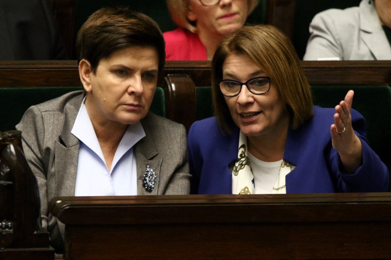 Z informacji przekazanych przez Beatę Mazurek wynika, że jutro popołudniu zapadną decyzje w sprawie dalszego losu Beaty Szydło.