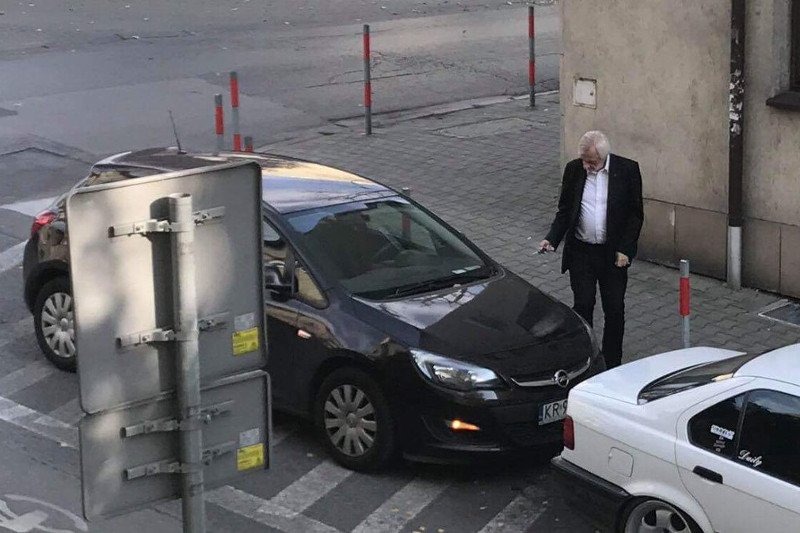 Wicemarszałek Sejmu Ryszard Terlecki nie popisał się parkowaniem.