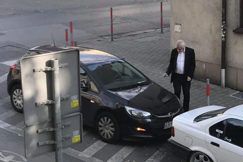 Wicemarszałek Sejmu Ryszard Terlecki nie popisał się parkowaniem.