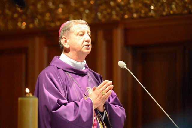 Józef Guzdek to biskup, który ministra Antoniego Macierewicza się nie boi.