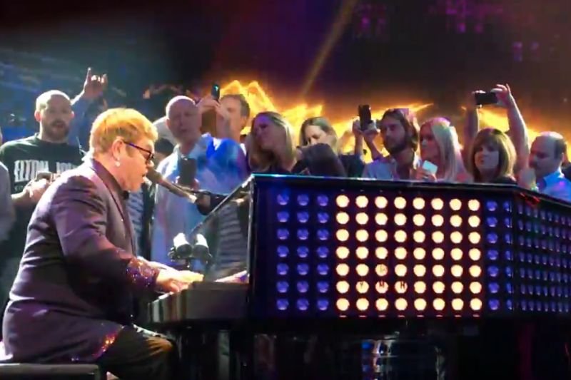 Elton John tym razem nie wytrzymał bliskiego spotkania z fanami.