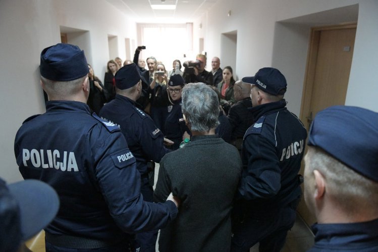 Proboszcz parafii w Ruszowie, ksiądz Piotr M., został aresztowany w maju. Przedstawiono mu zarzuty, za które grozi 12 lat więzienia.