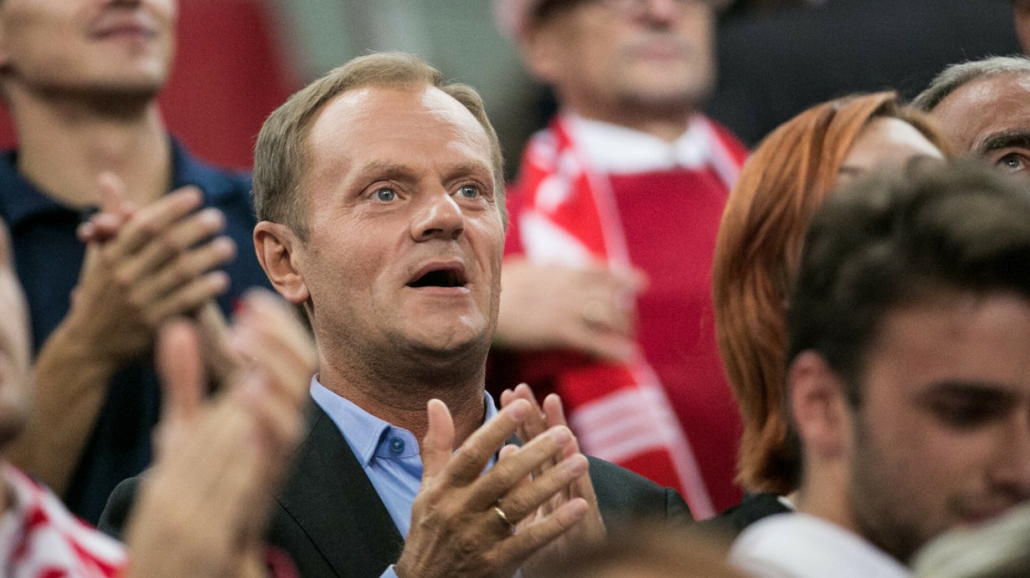 Mecz Polska-Malta to już sprawa polityczna. Poszło o zdjęcie "incognito" Tuska na trybunach Tusk oglądał z trybun mecz Polska-Malta. Polityk PiS zarzuca mu kłamstwo