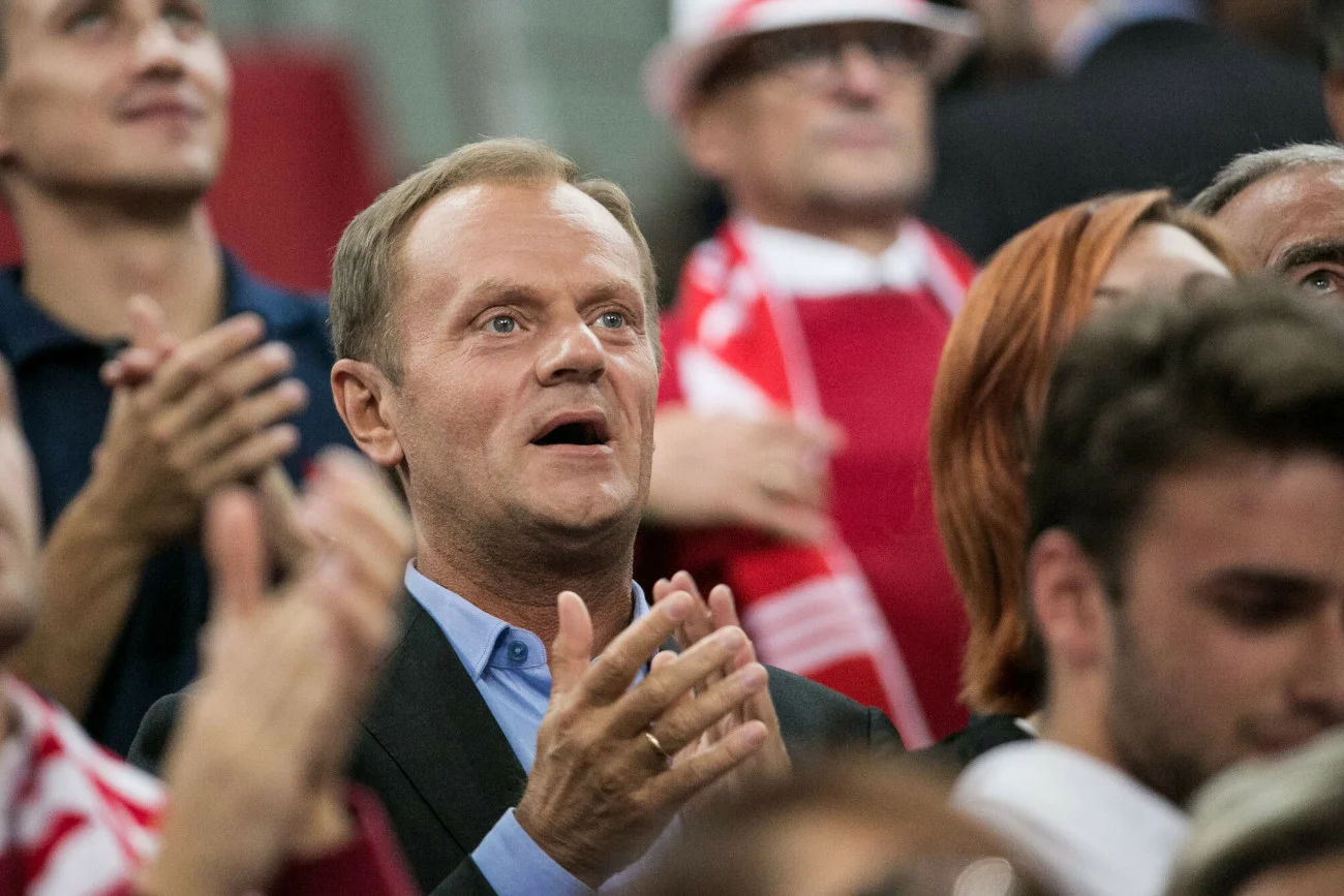 Mecz Polska-Malta to już sprawa polityczna. Poszło o zdjęcie "incognito" Tuska na trybunach Tusk oglądał z trybun mecz Polska-Malta. Polityk PiS zarzuca mu kłamstwo