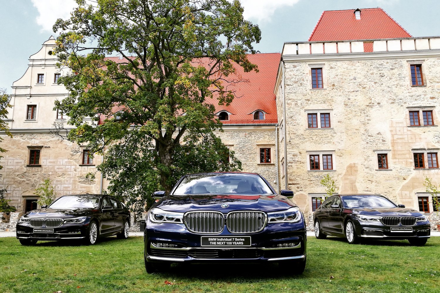 BMW 7 to flagowy model niemieckiego producenta. Nie bez powodu. Na środku jubileuszowy egzemplarz - do Polski trafi tylko jedna sztuka.
