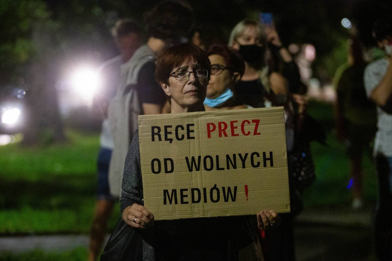 W środę wieczorem przed Sejmem zebrało się kilkaset osób, które chciały wyrazić swoje niezadowolenie z powodu przyjęcia przez Izbę noweli ustawy medialnej.