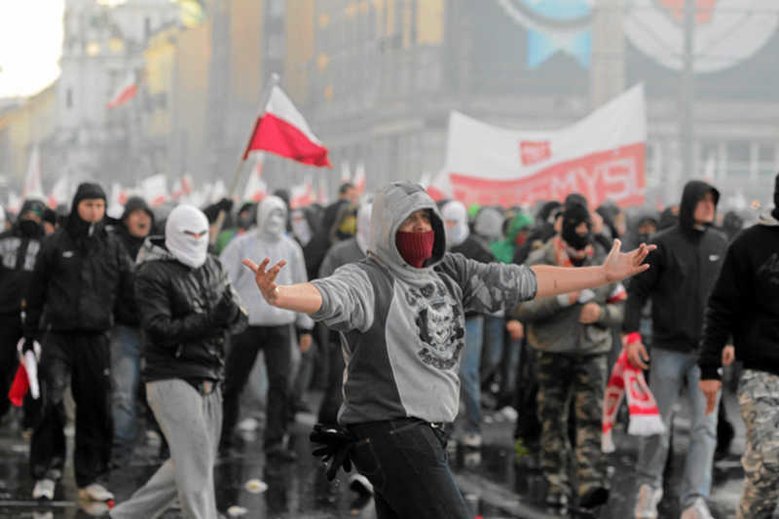 Prezydent nie chce uczestniczyć  w Marszu Niepodległości i jest to bardzo słuszna decyzja. Co się może stać pokazuje film z zeszłego roku.
