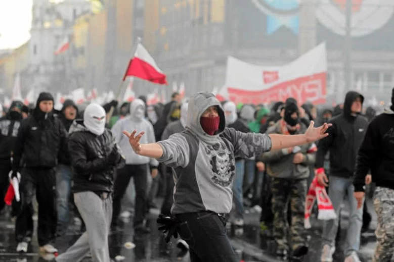 Prezydent nie chce uczestniczyć w Marszu Niepodległości i jest to bardzo słuszna decyzja. Co się może stać pokazuje film z zeszłego roku.
