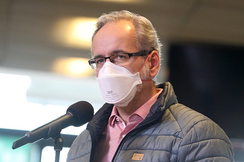 Minister zdrowia Adam Niedzielski tłumaczył, dlaczego rząd PiS nie dotrzymał słowa ws. progów bezpieczeństwa i kwarantanny narodowej.