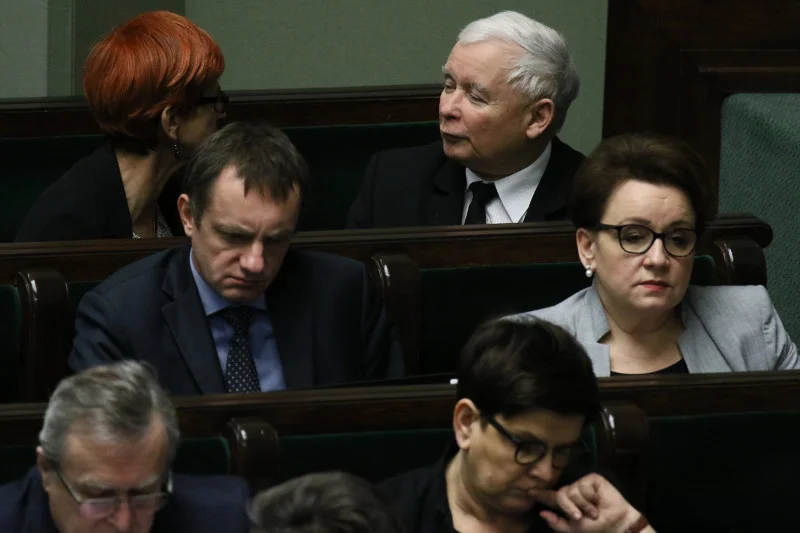 Elżbieta Rafalska w rządowych ławach z Jarosławem Kaczyńskim – dyskusja w trakcie sejmowych głosowań nad tegorocznym budżetem.