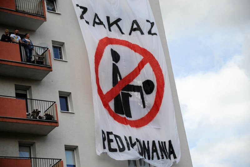 Napastnik wziął biegacza za geja i go zaatakował nożem. Policja odwodziła ofiarę od złożenia zawiadomienia o przestępstwie.