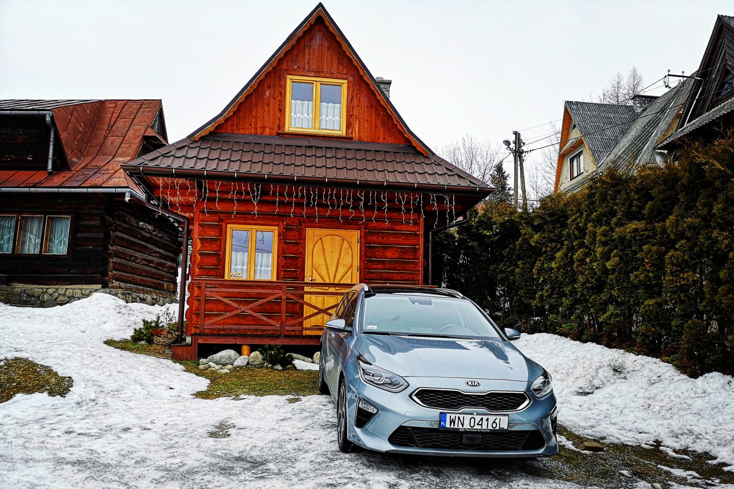 KIA Ceed kombi to praktyczne auto, którym śmiało spakujemy się całą rodziną na wyjazd w góry.