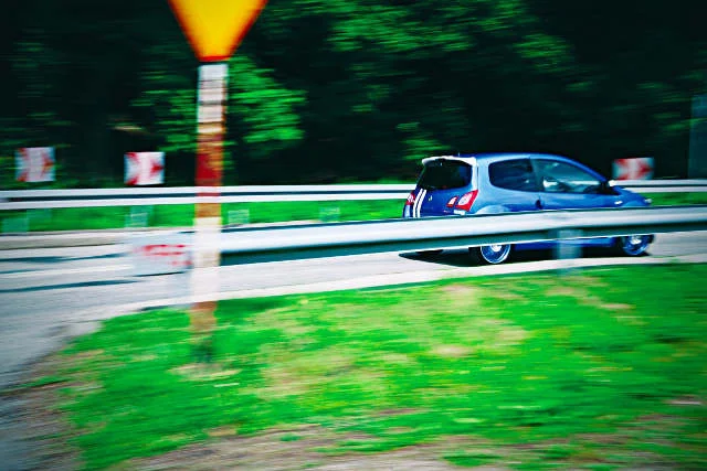 Nie ma lepszego sposobu na szybką jazdę po nieznanej, krętej, wąskiej drodze. Aventador nie dałby  tu żadnego marginesu na błędy.