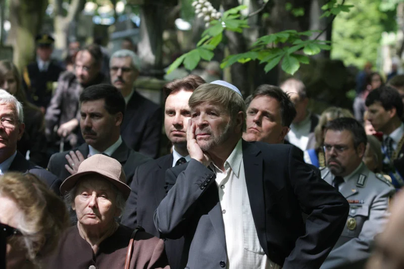 Szewach Weiss na pogrzebie Ireny Sendler, która w czasie II wojny światowej uratowała ok. 2,5 tys. żydowskich dzieci z warszawskiego getta. W tle Andrzej Duda, wówczas urzędnik w kancelarii prezydenta Lecha Kaczyńskiego (Cmentarz Powązkowski, 15.05.2008).