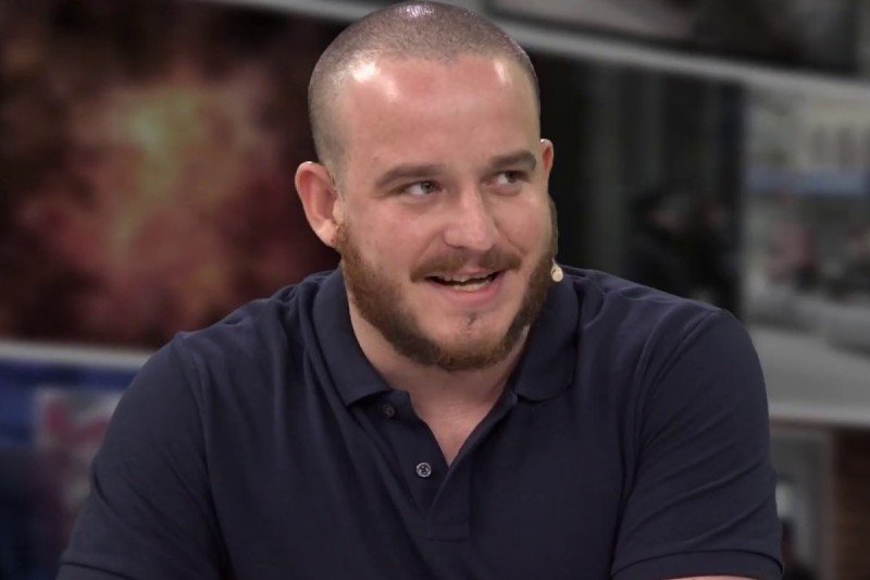 Waldemar Krysiak jest otwartym gejem, który staje się coraz bardziej znany na prawicy. Powód? Krytykuje aktywistów na rzecz równości ludzi LGBT.