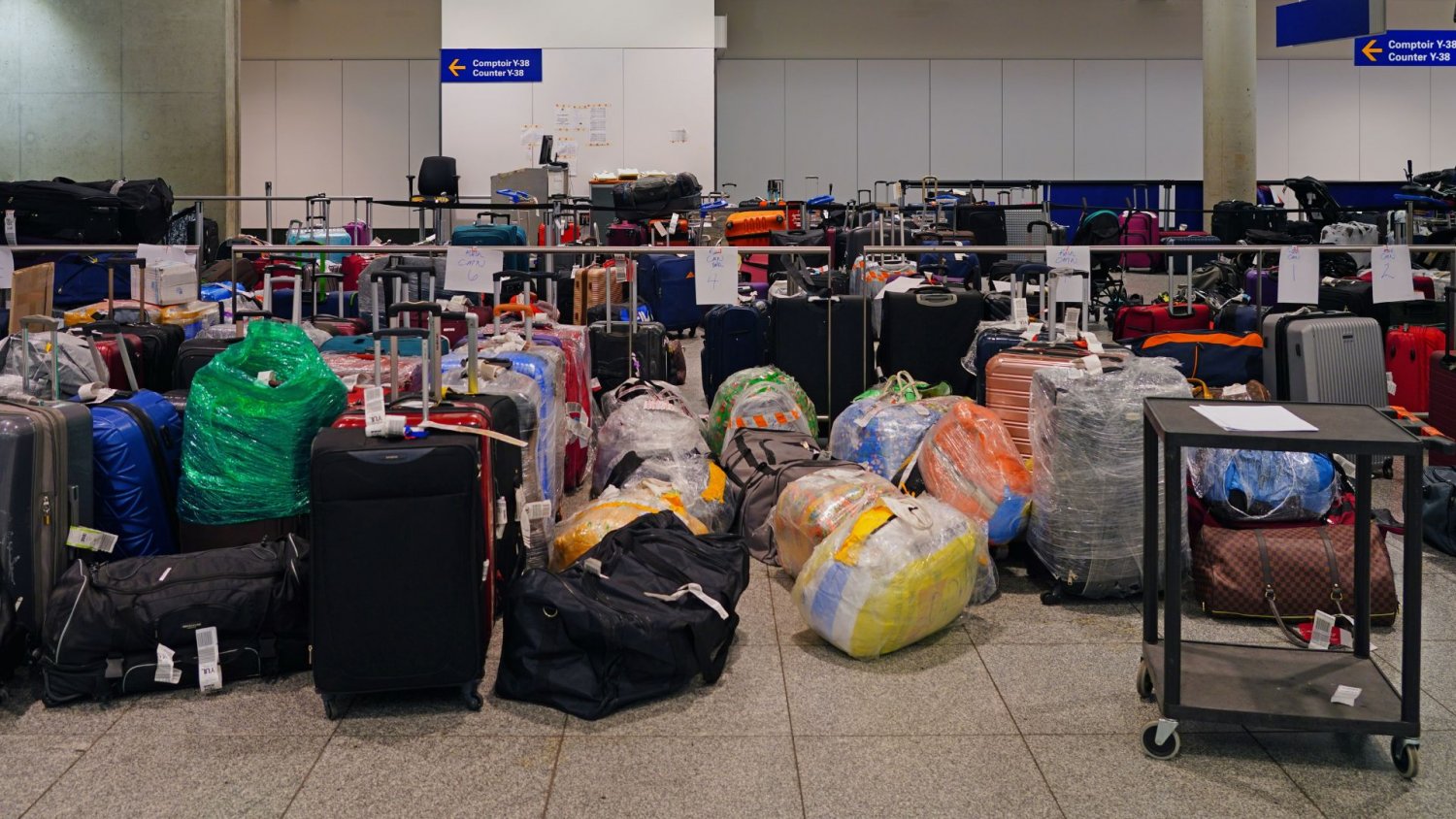 Najdziwniejsze rzeczy porzucane w samolotach. Proteza kolana to dopiero początek