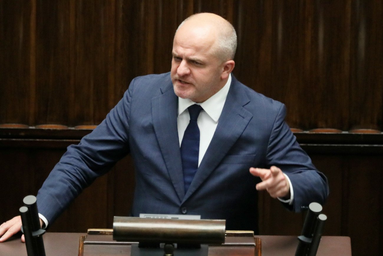 Paweł Kowal krytycznie o sprzedaży Lotosu węgierskiemu koncernowi MOL.