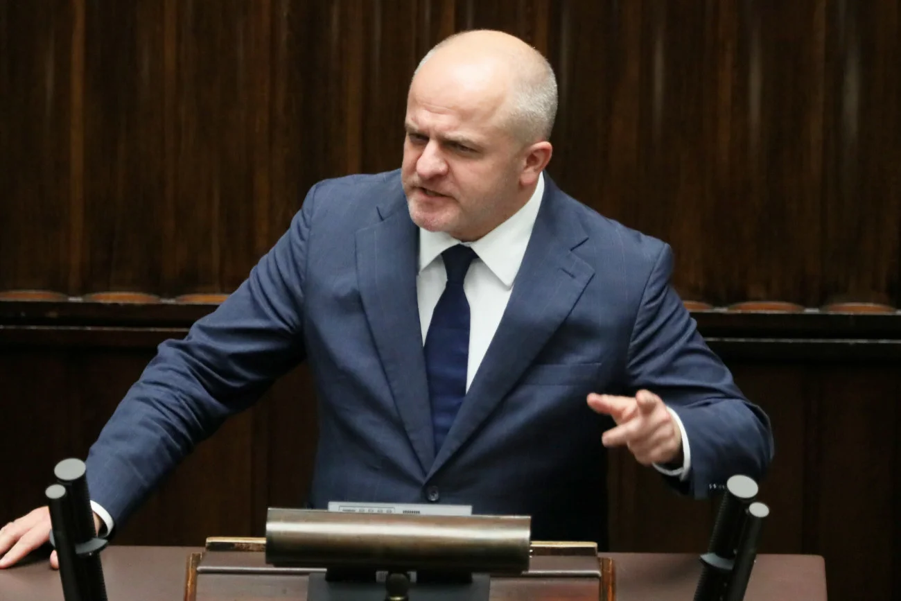 Paweł Kowal krytycznie o sprzedaży Lotosu węgierskiemu koncernowi MOL.