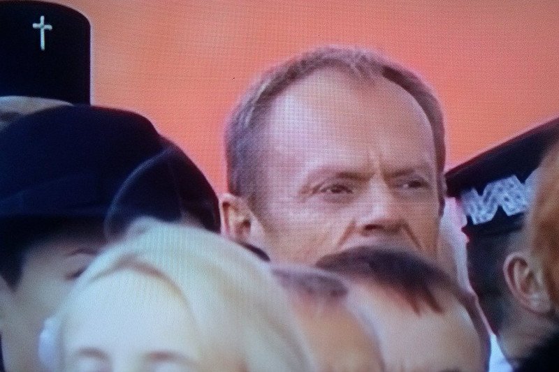 Podczas obchodów 100-lecia odzyskania niepodległości szefa Rady Europejskiej Donalda Tuska ustawiono w tylnym rzędzie i nie przywitano z nazwiska