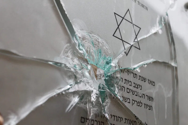 Zdewastowana tablica upamiętniajaca zburzenie przez hitlerowcow synagogi w roku 1939 roku .