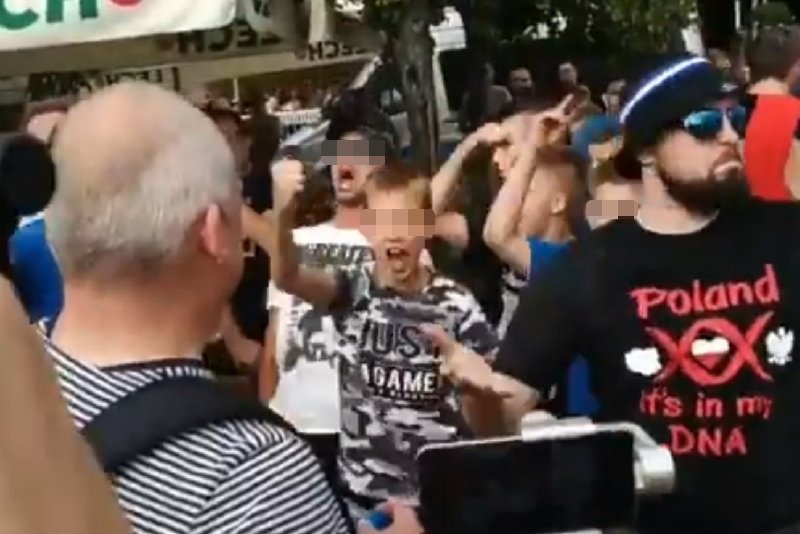 Dzieci wykrzykiwały wulgarne hasła podczas Marszu Równości w Płocku.