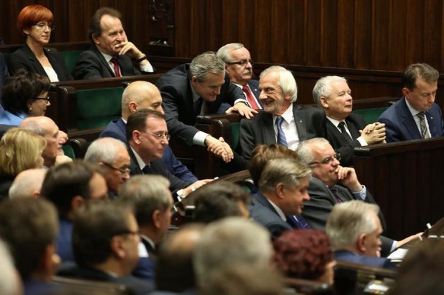 IBRiS daje PiS 37,7 proc. To może okazać się za mało, żeby zapewnić partii J. Kaczyńskiego ciągłość władzy.