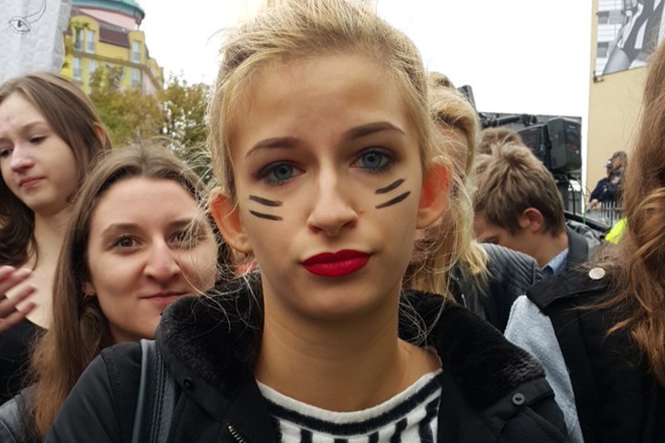 Dziewczyny i młode kobiety włączają się w walkę z fanatykami, którzy chcą zaostrzyć zakaz przerywania niechcianej ciąży.