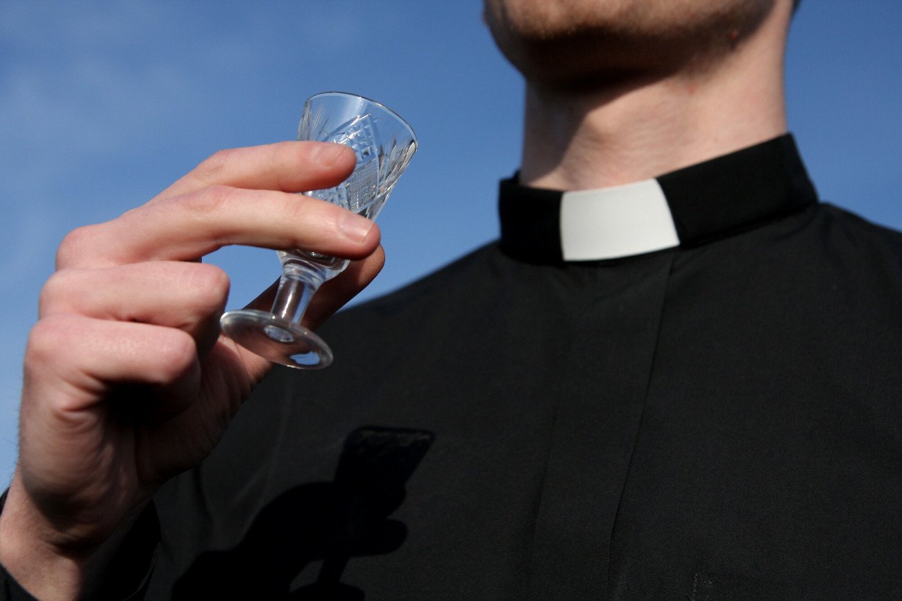 Proboszcz prowadził sklep monopolowy.