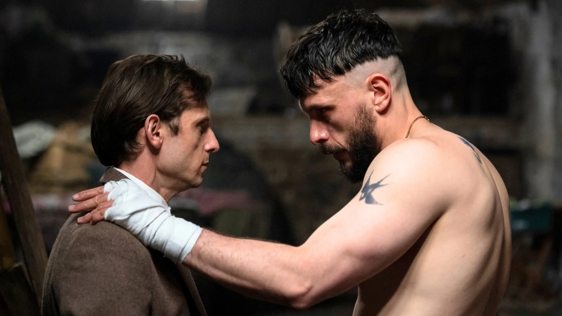 Jamie Bell i Richard Gadd w serialu "Półbrat"