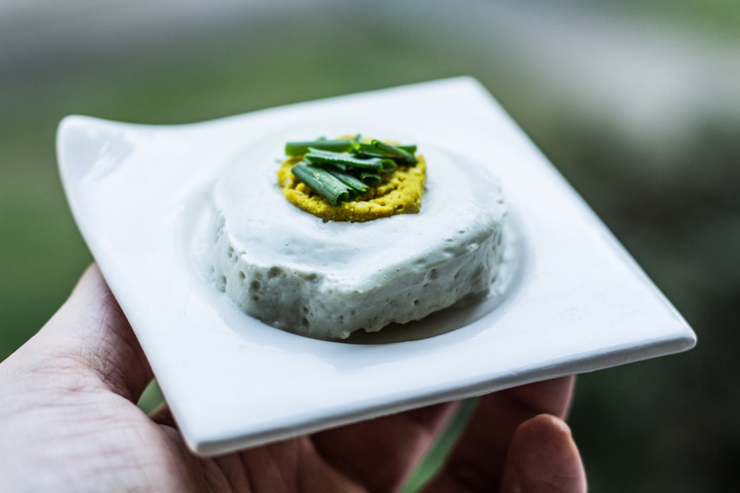 Wegańskie jajko na twardo wyszło mi niemal idealnie. Może i nie wygląda, ale smakuje podobnie do kurzego