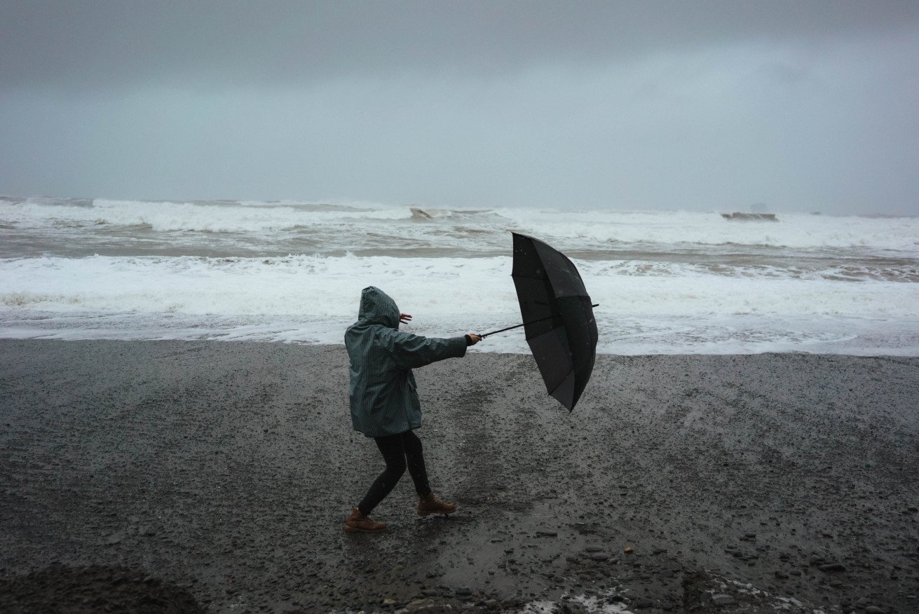 IMGW wydało alerty na weekend. Burze z gradem i silny wiatr na wybrzeżu.